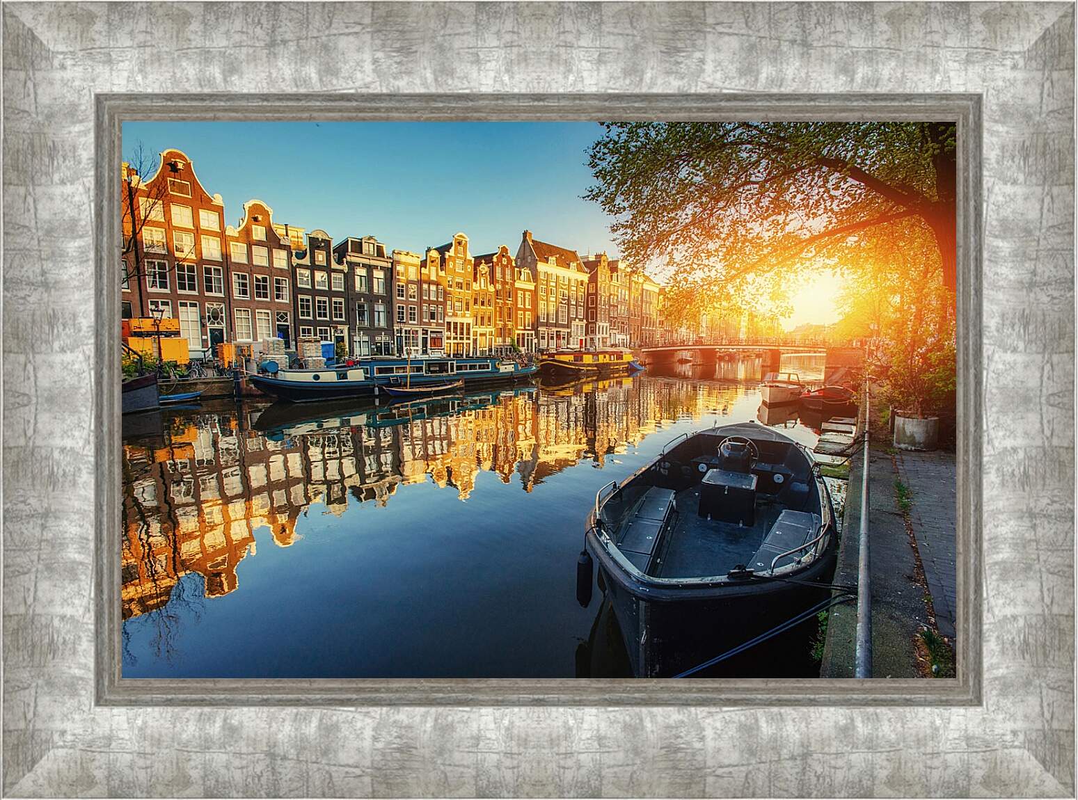 Картина в раме - Амстердамский канал на закате