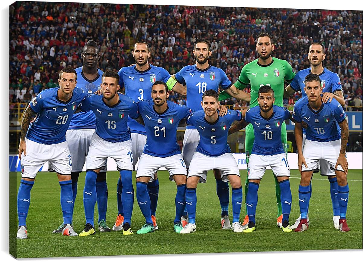 Постер и плакат - Фото перед матчем сборной Италии по футболу