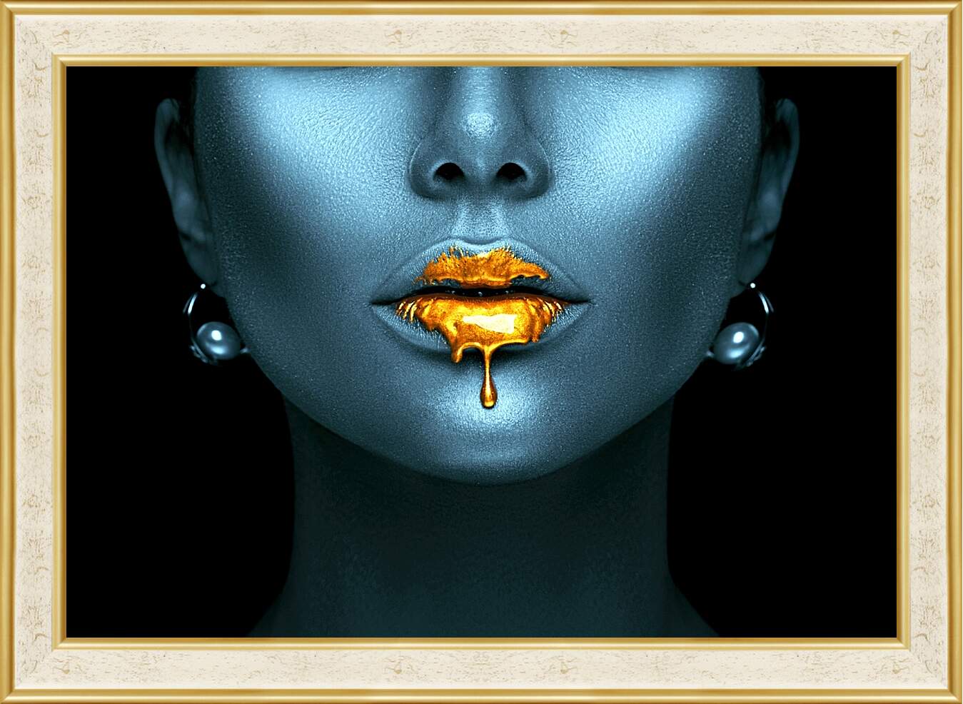 Картина в раме - Золотые губы девушки