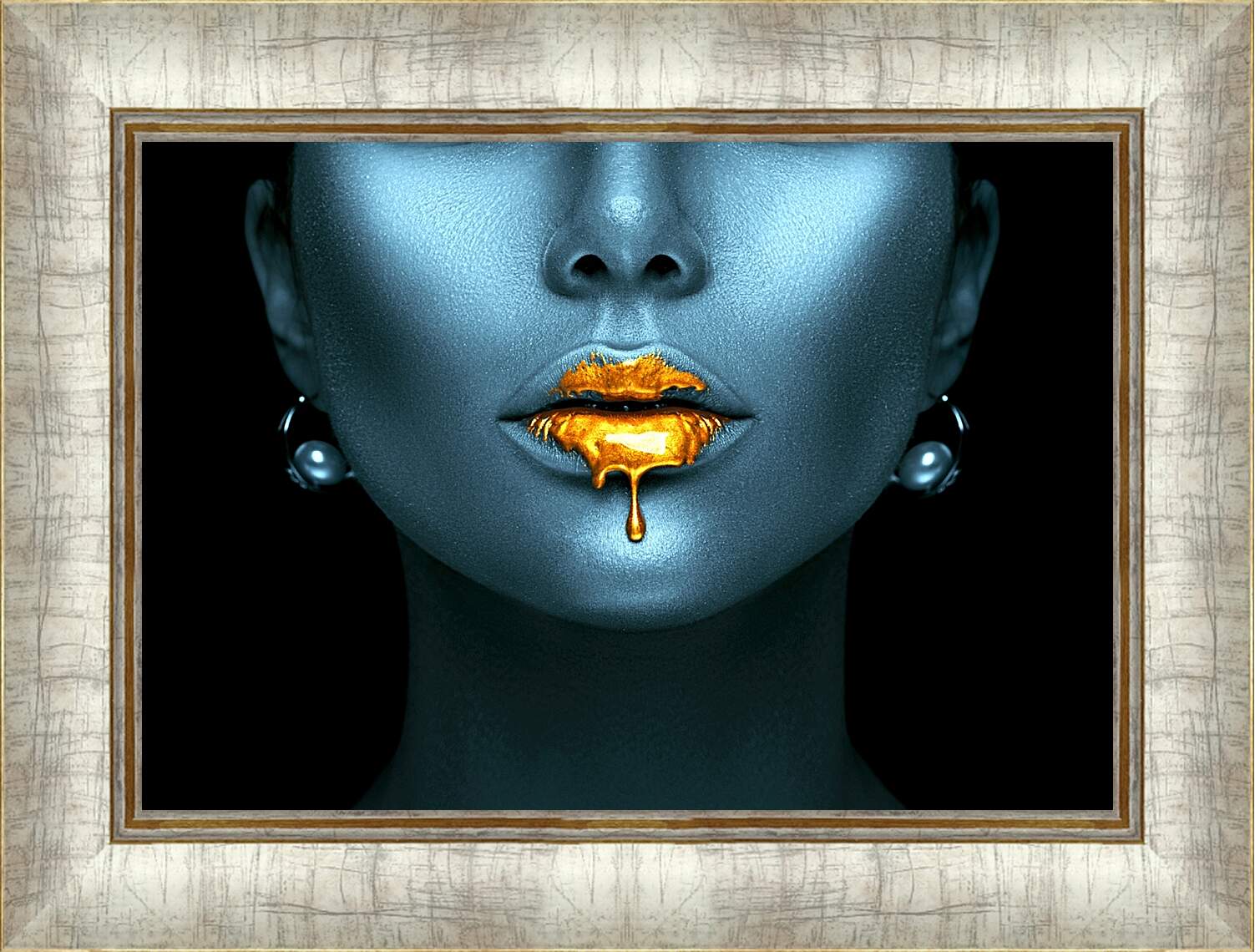 Картина в раме - Золотые губы девушки