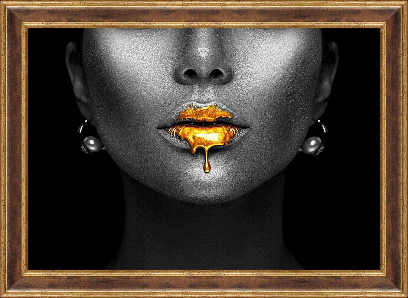 Картина в раме - Золотая краска на губах у девушки
