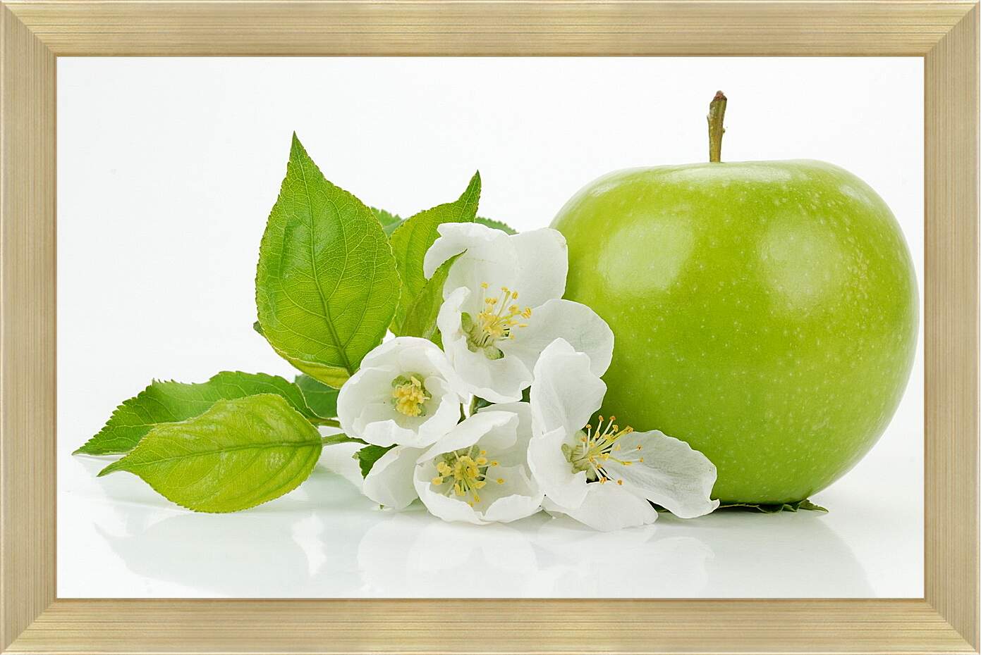Картина в раме - Зелёное яблоко и цветы