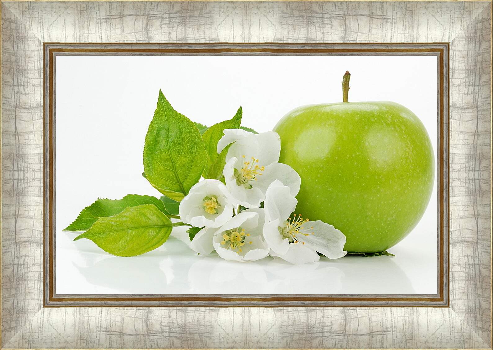 Картина в раме - Зелёное яблоко и цветы