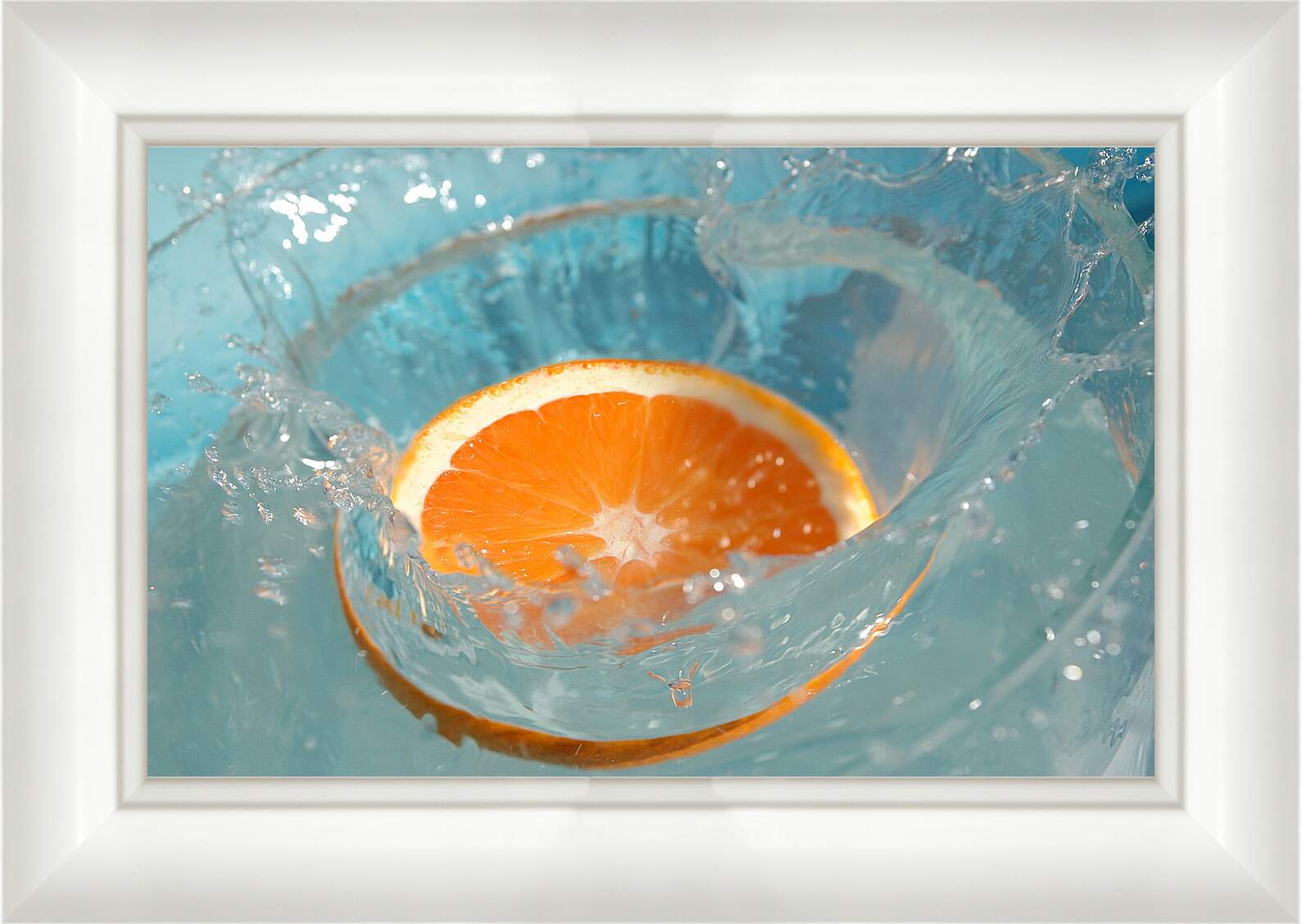 Картина в раме - Долька апельсина в воде