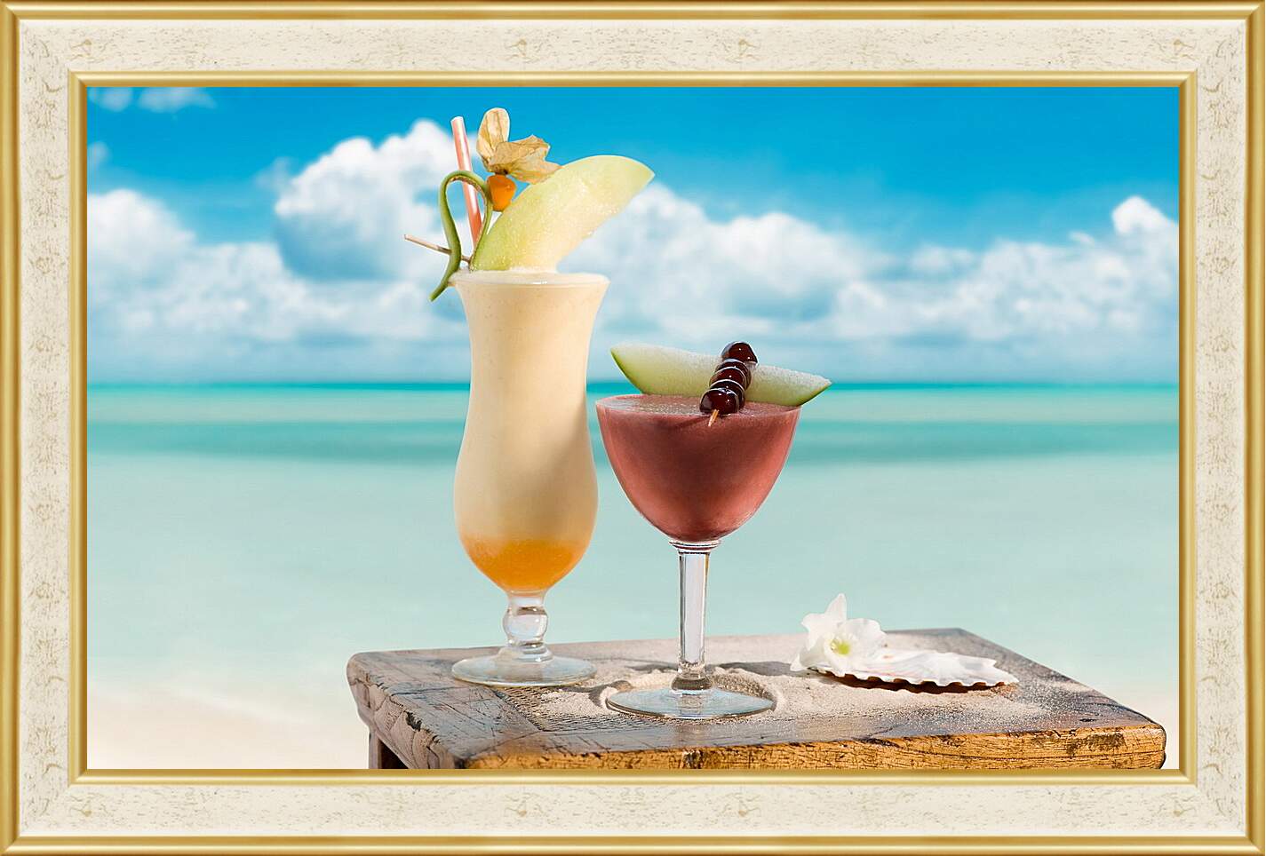 Картина в раме - Два коктейля на фоне моря