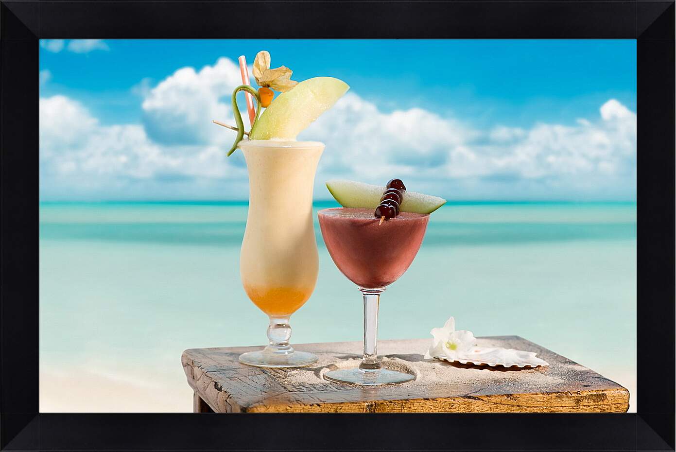 Картина в раме - Два коктейля на фоне моря