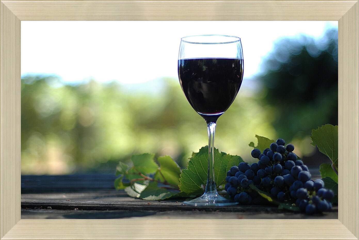 Картина в раме - Бокал вина и гроздь винограда