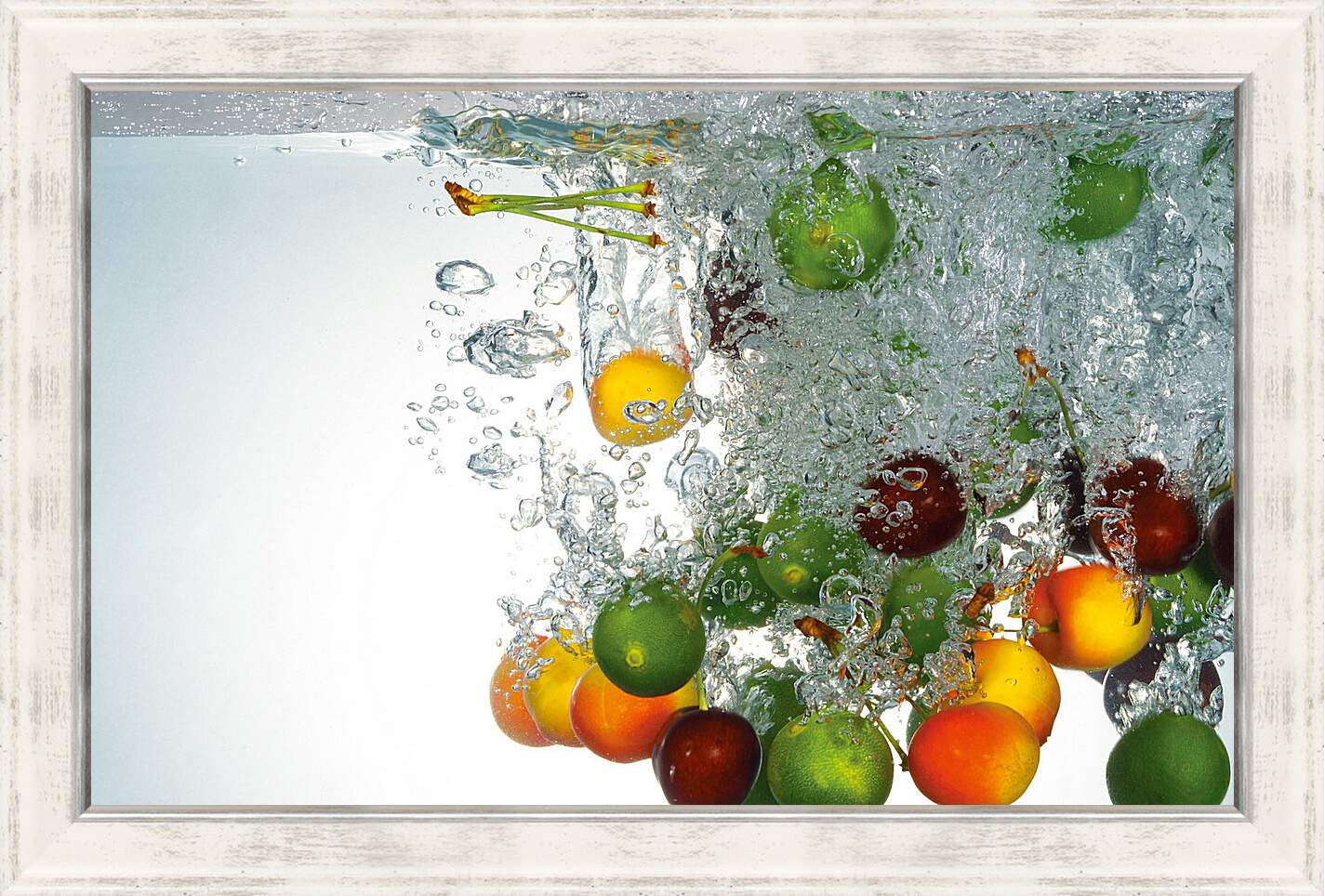 Картина в раме - Разнообразие фруктов в воде