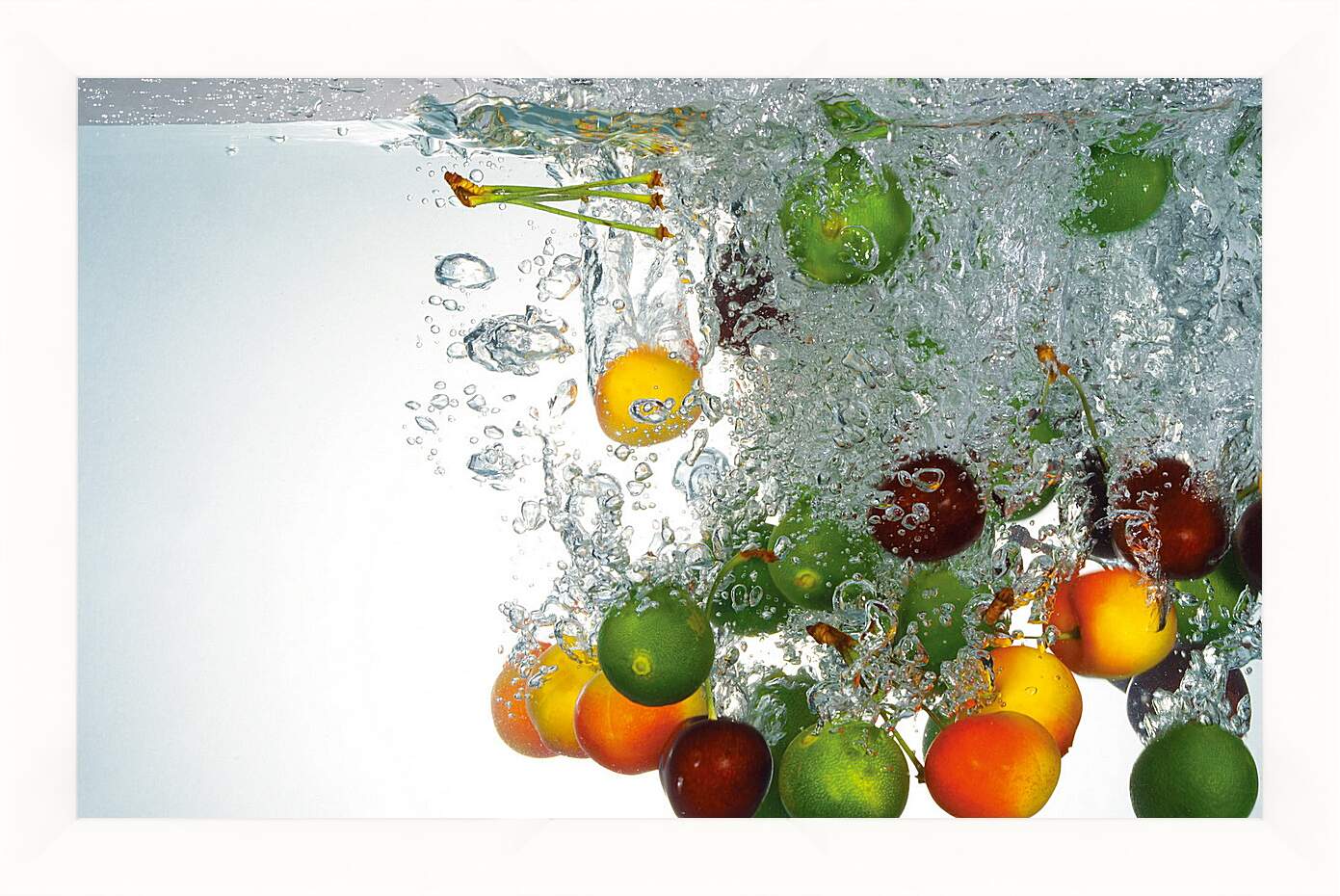 Картина в раме - Разнообразие фруктов в воде
