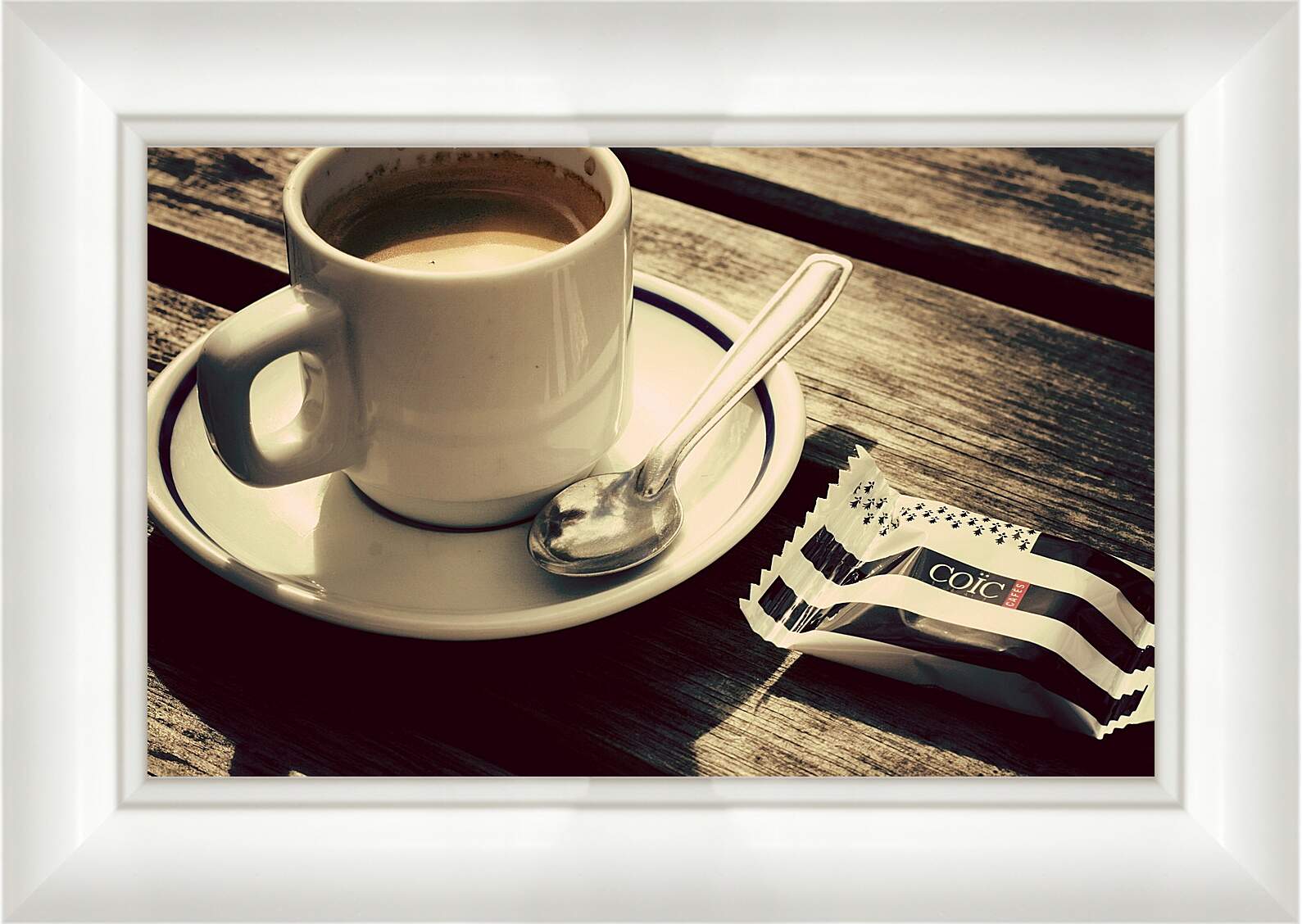 Картина в раме - Чашка кофе и чайная ложка на блюдце