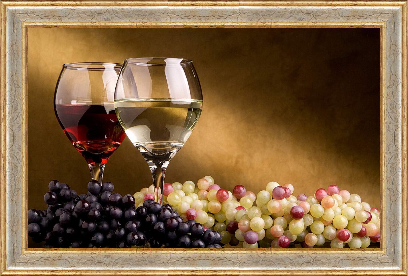 Картина в раме - Два бокала и виноград