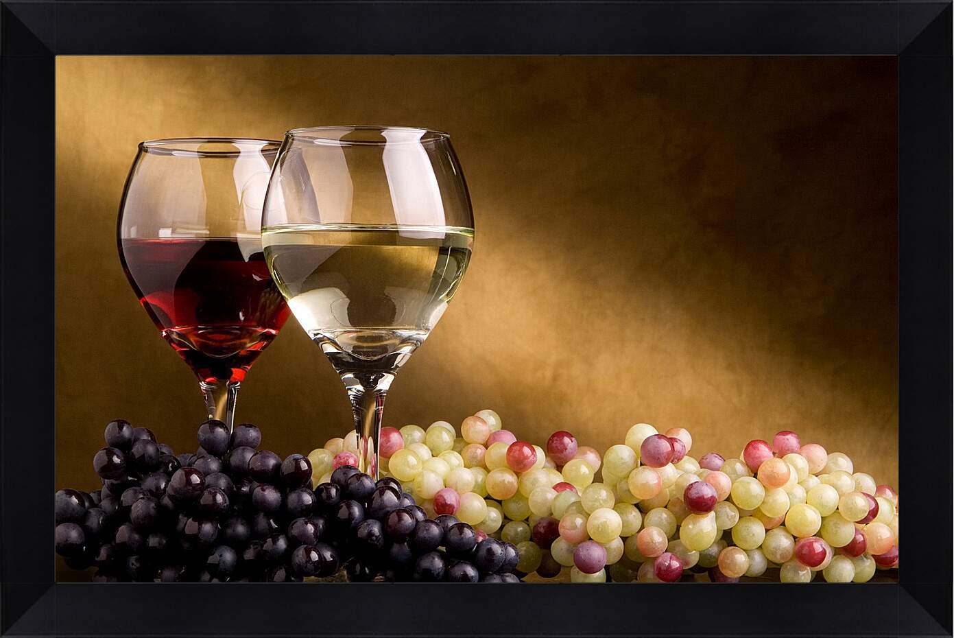 Картина в раме - Два бокала и виноград