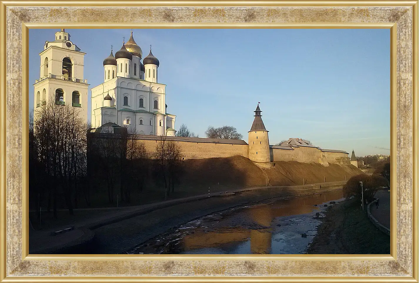 Картина в раме - Город