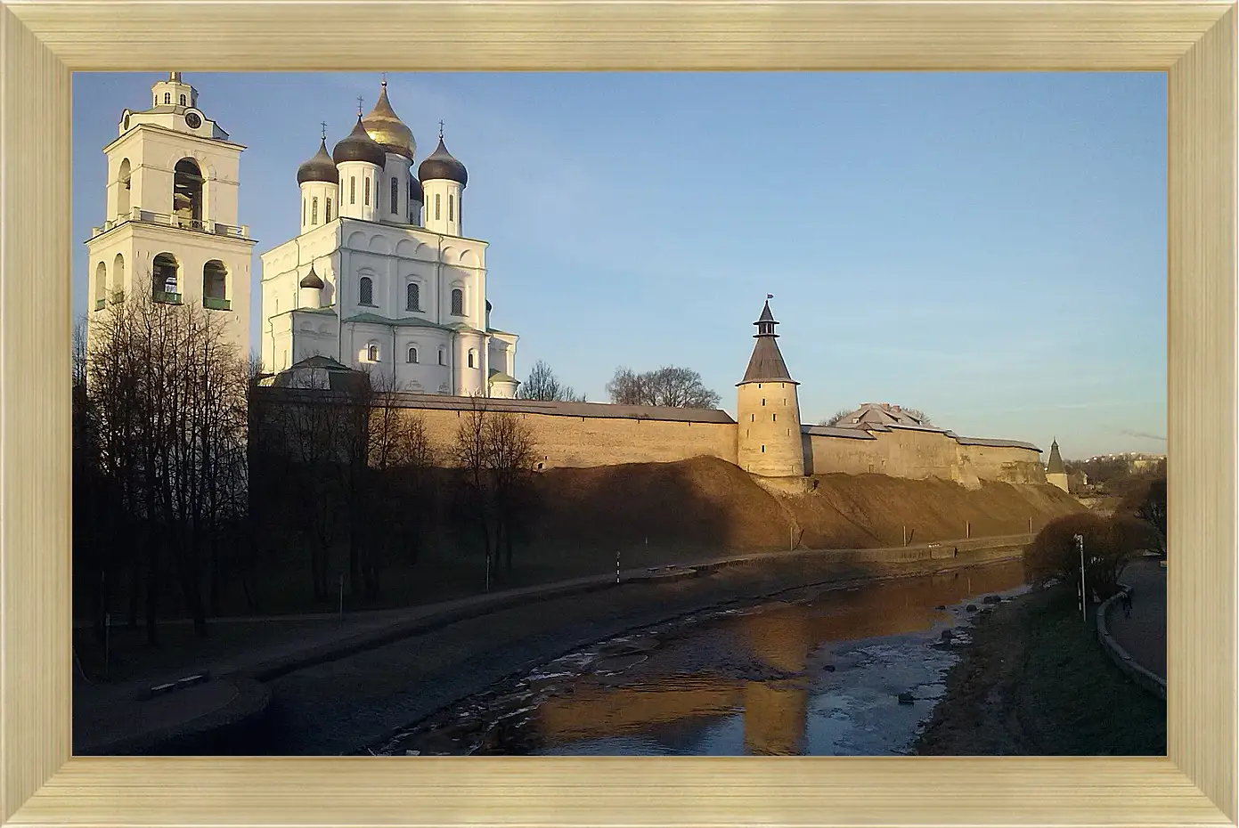 Картина в раме - Город