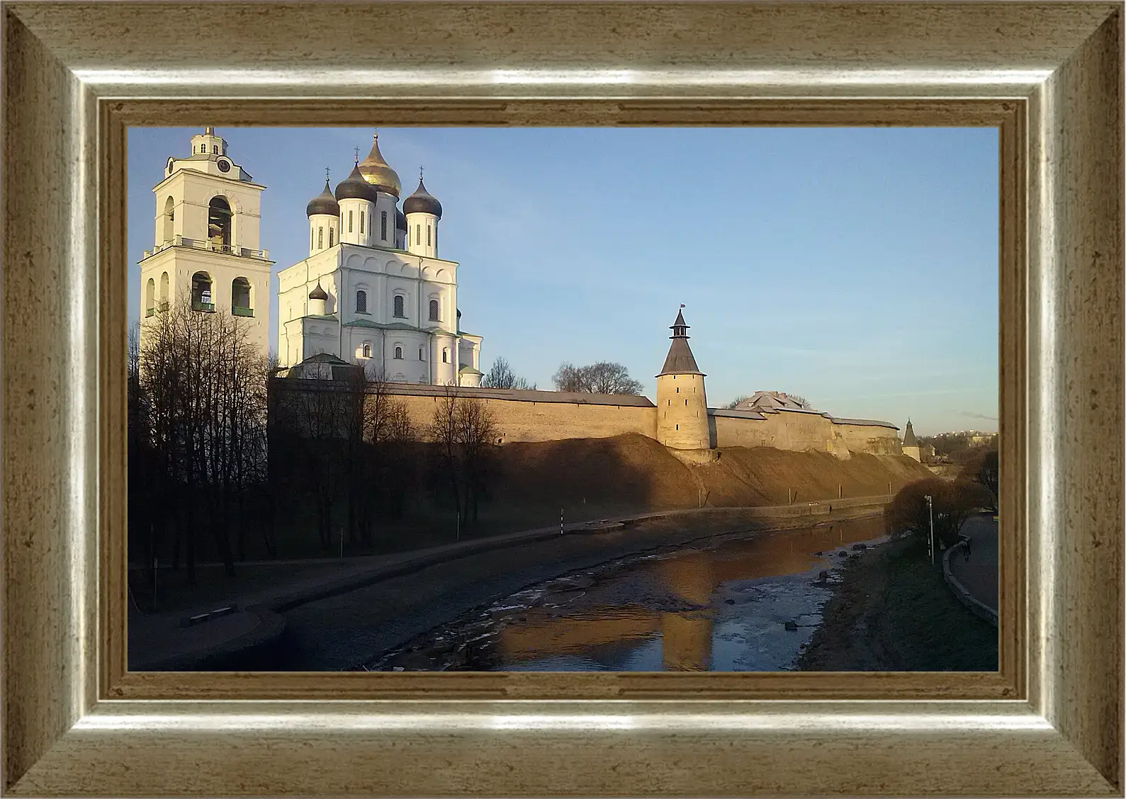 Картина в раме - Город