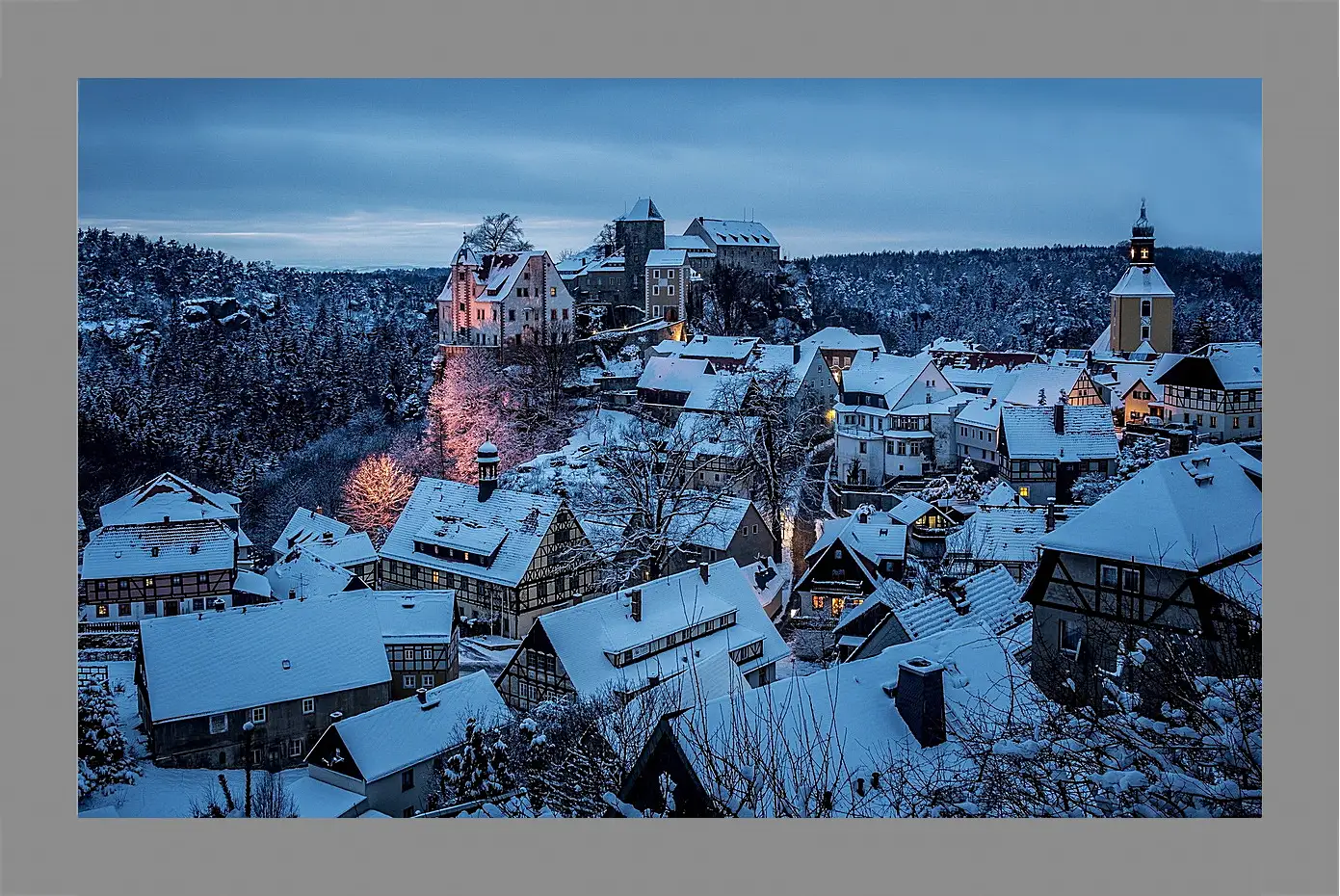 Картина в раме - Город