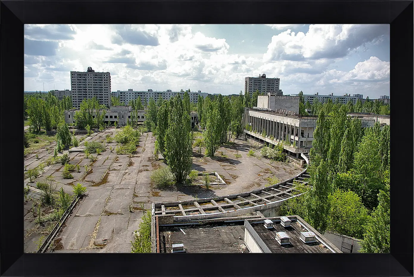 Картина в раме - Город