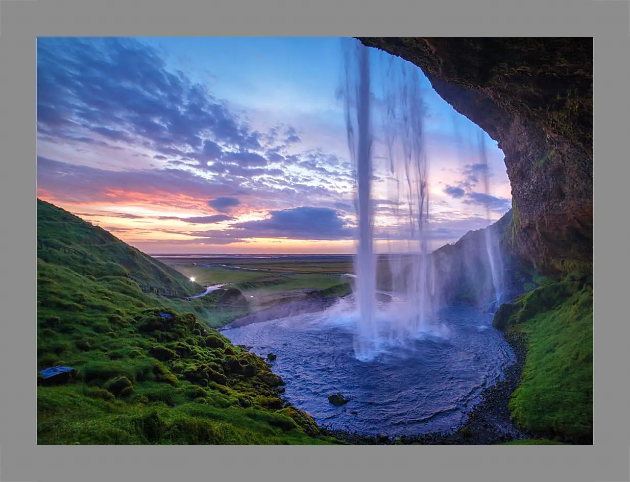 Картина в раме - Водопад