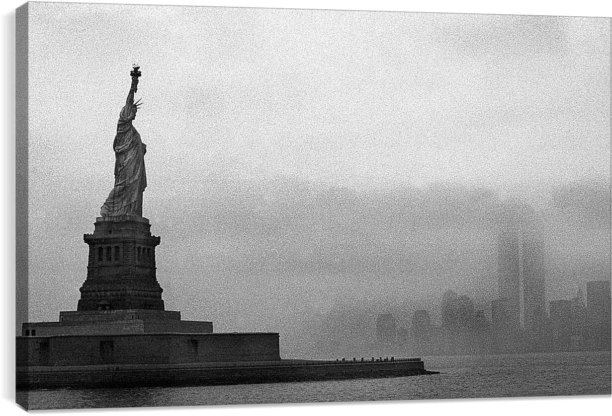 Постер и плакат - Статуя Свободы в тумане, Нью-Йорк, США