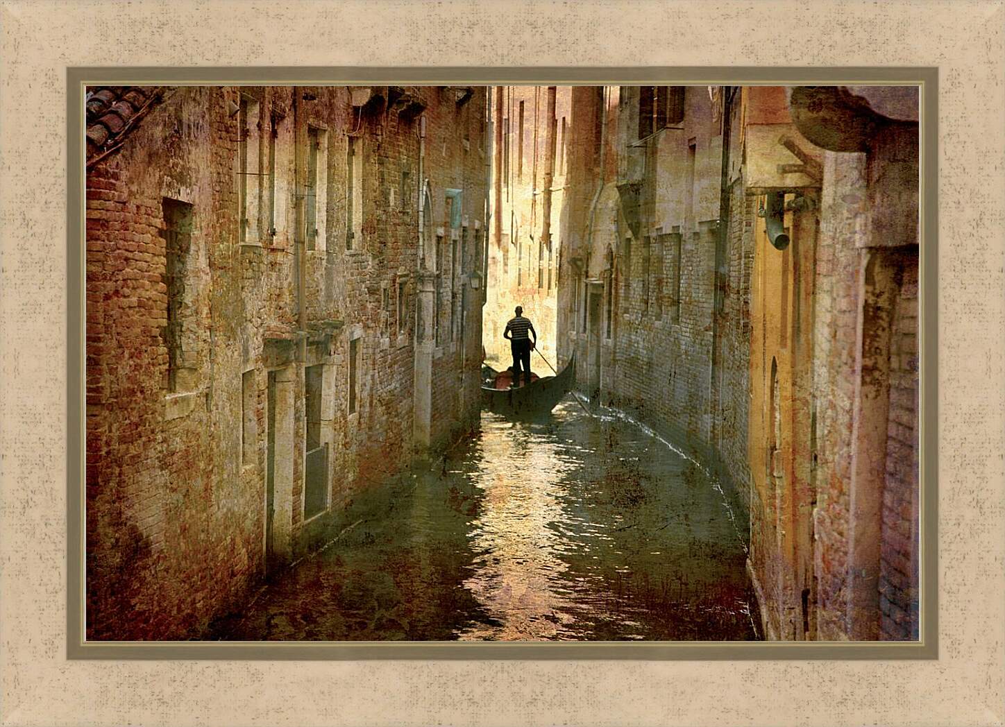 Картина в раме - В узком канале Венеции