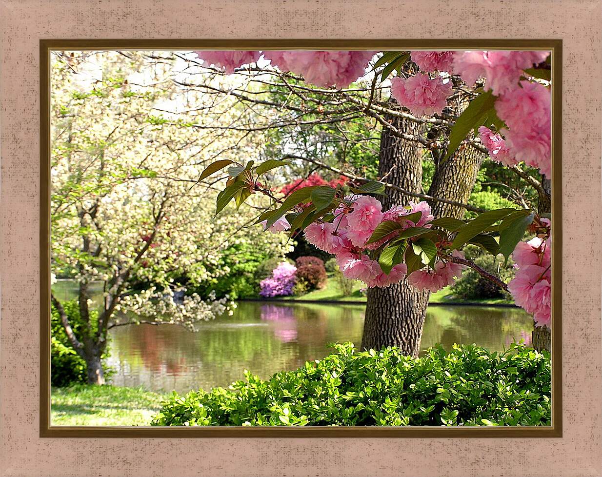 Картина в раме - Цветущий весенний сад