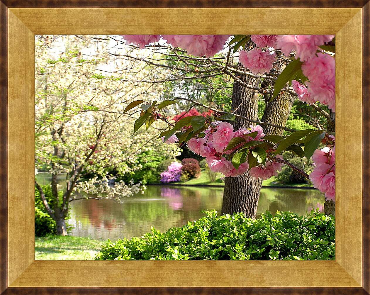 Картина в раме - Цветущий весенний сад
