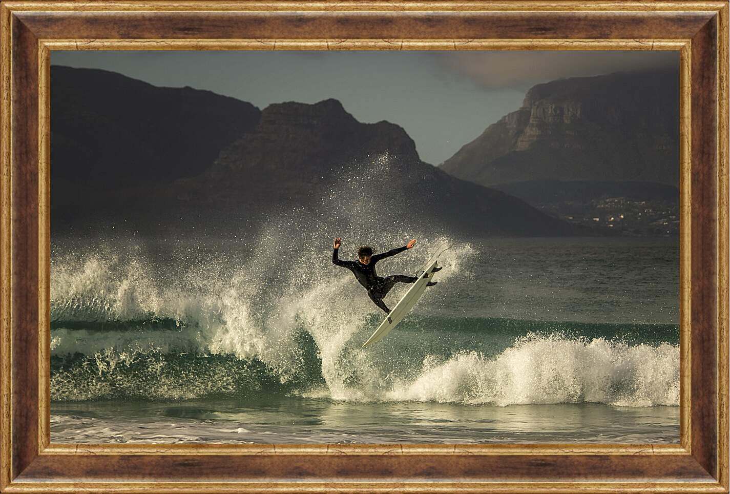 Картина в раме - Сёрфингист в прыжке
