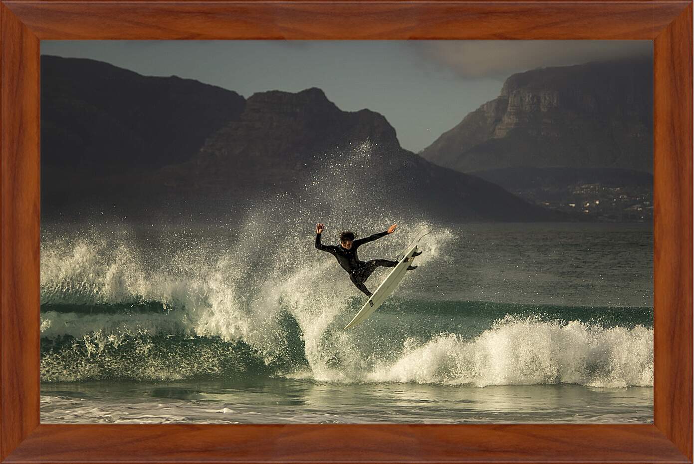Картина в раме - Сёрфингист в прыжке