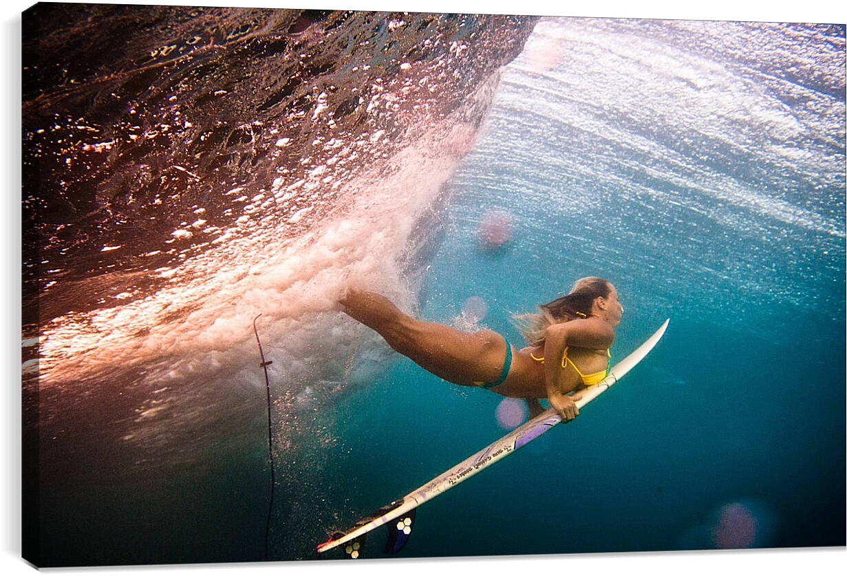Постер и плакат - Сёрфингистка под водой