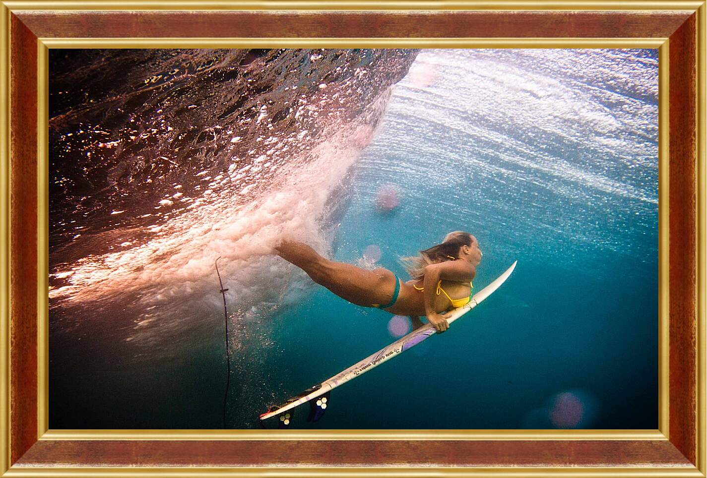 Картина в раме - Сёрфингистка под водой