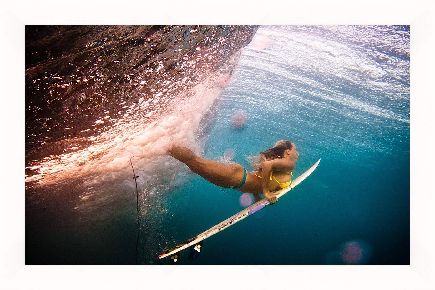Картина в раме - Сёрфингистка под водой