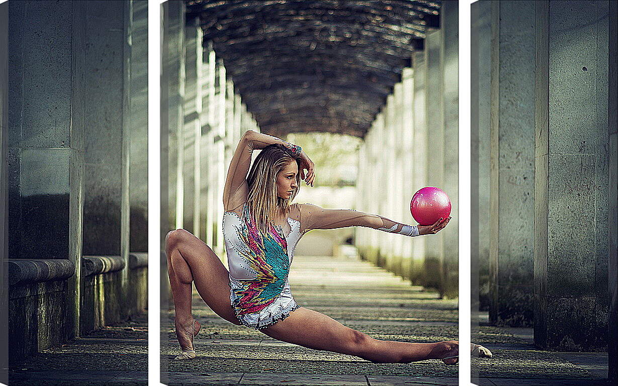 Модульная картина - Блондинка со спортивным мячом