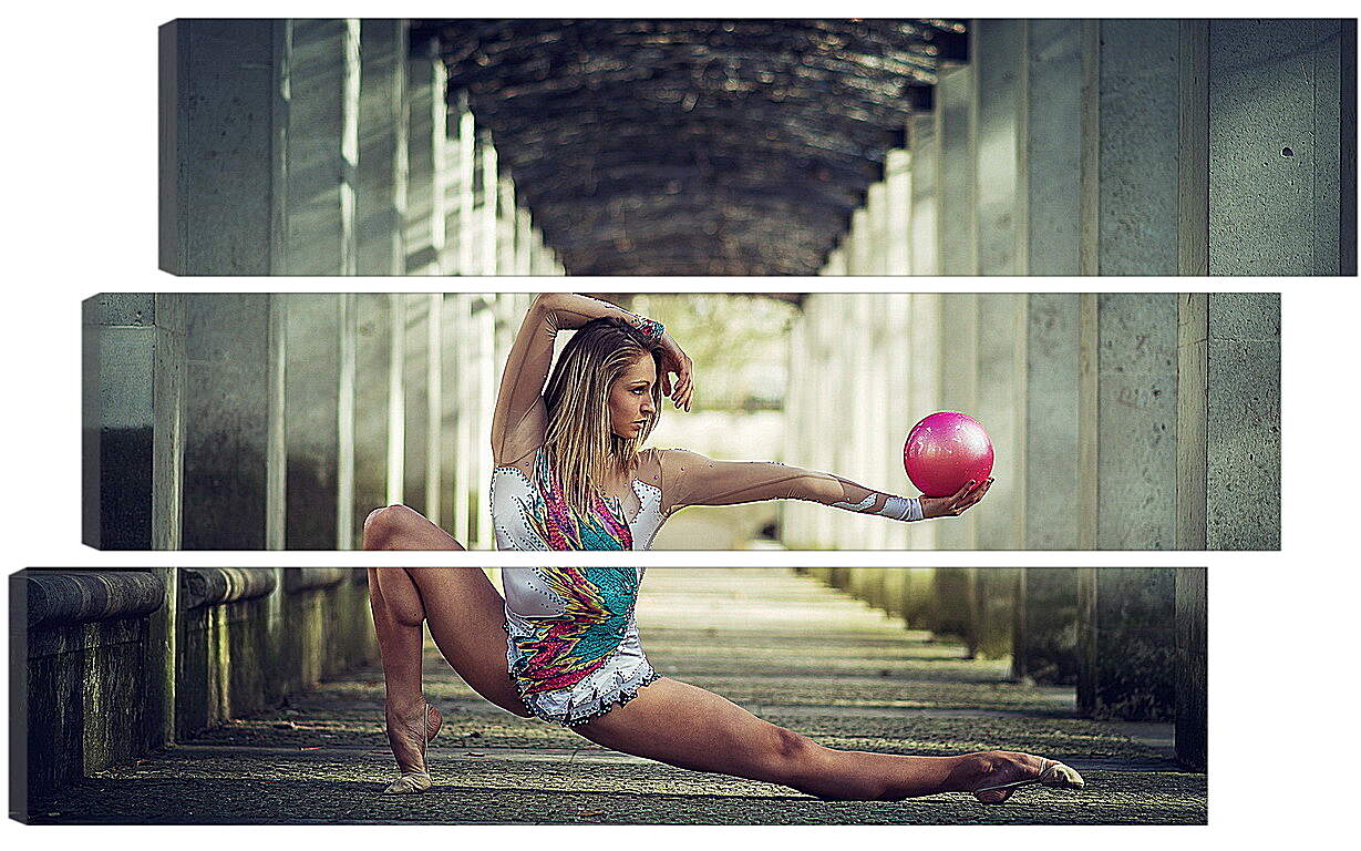Модульная картина - Блондинка со спортивным мячом