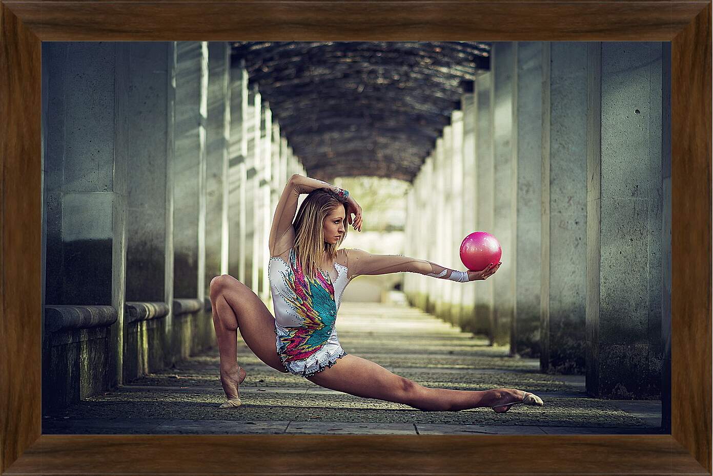 Картина в раме - Блондинка со спортивным мячом