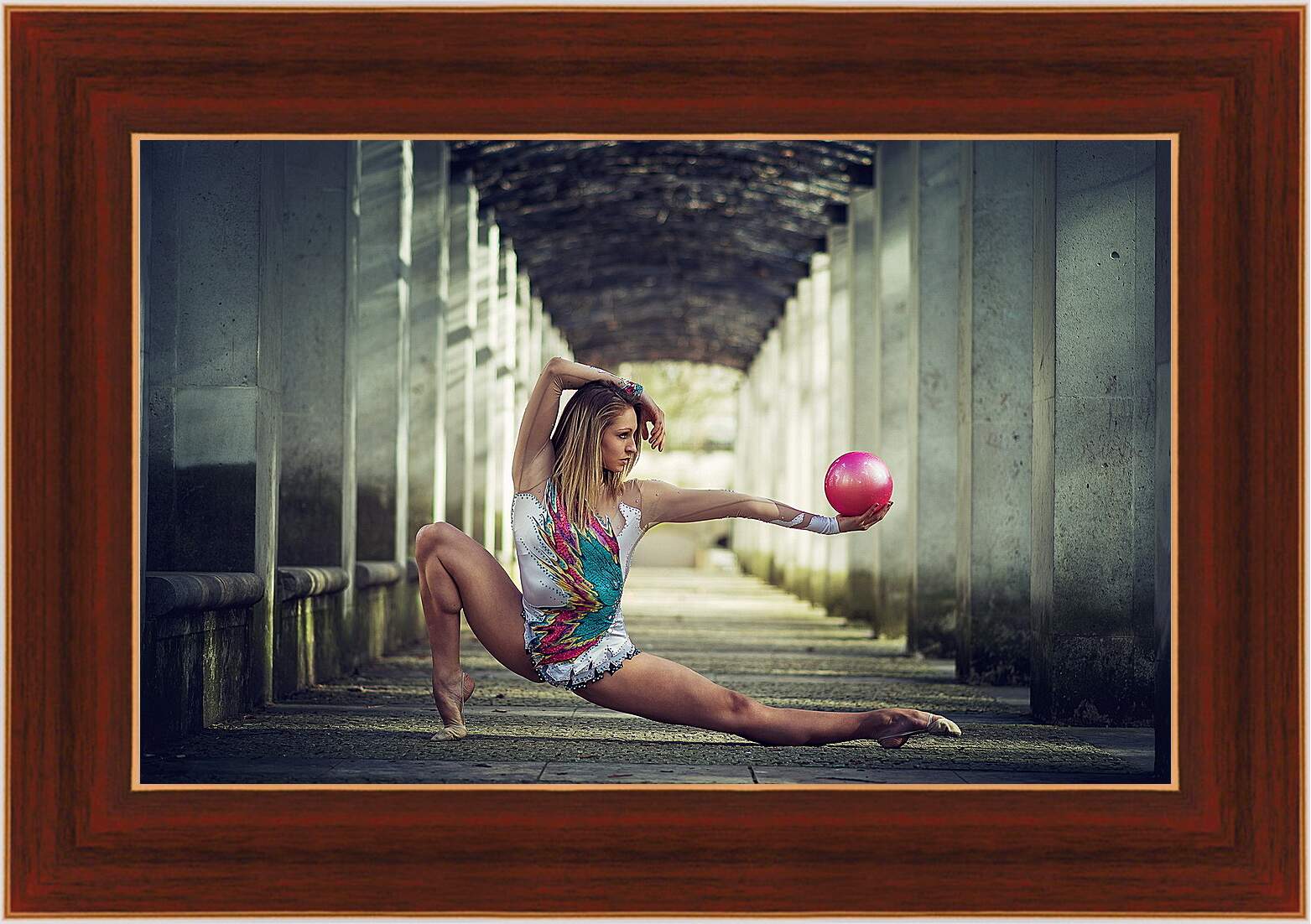Картина в раме - Блондинка со спортивным мячом