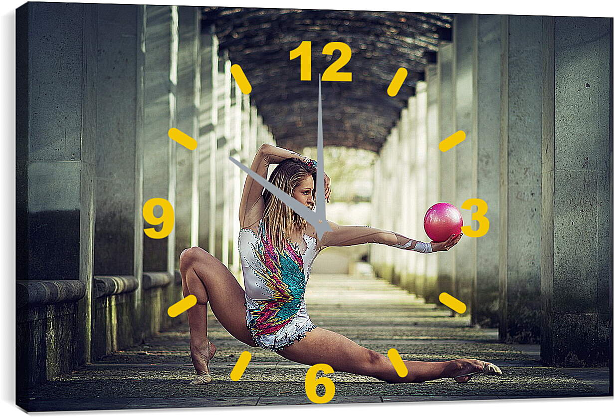 Часы картина - Блондинка со спортивным мячом