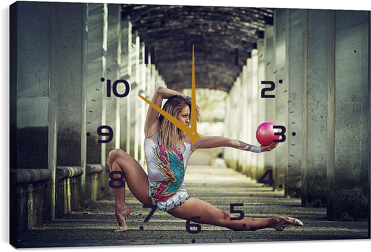 Часы картина - Блондинка со спортивным мячом