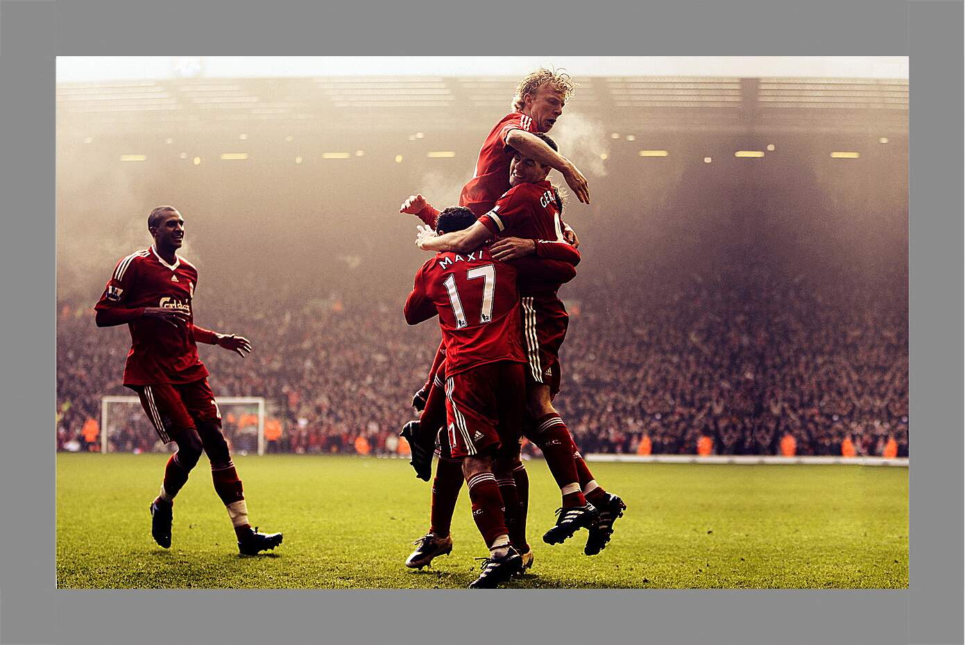 Картина в раме - Игроки Ливерпуля эмоционально празднуют гол