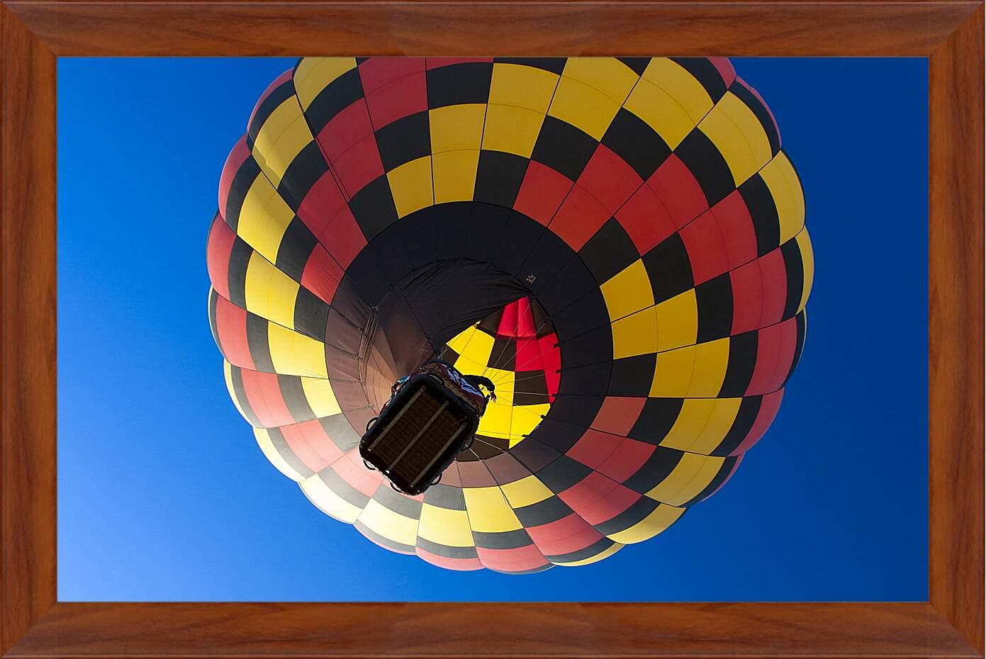 Картина в раме - Разноцветный воздушный шар взмывает в небо