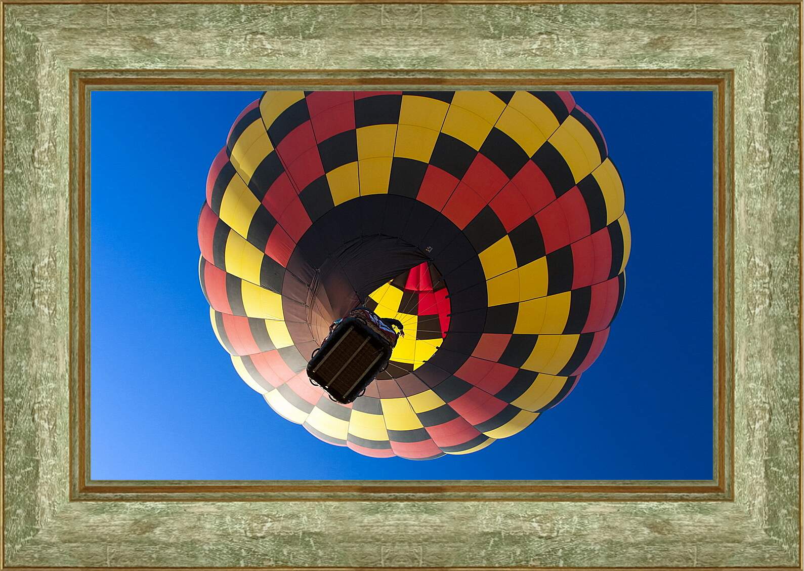Картина в раме - Разноцветный воздушный шар взмывает в небо