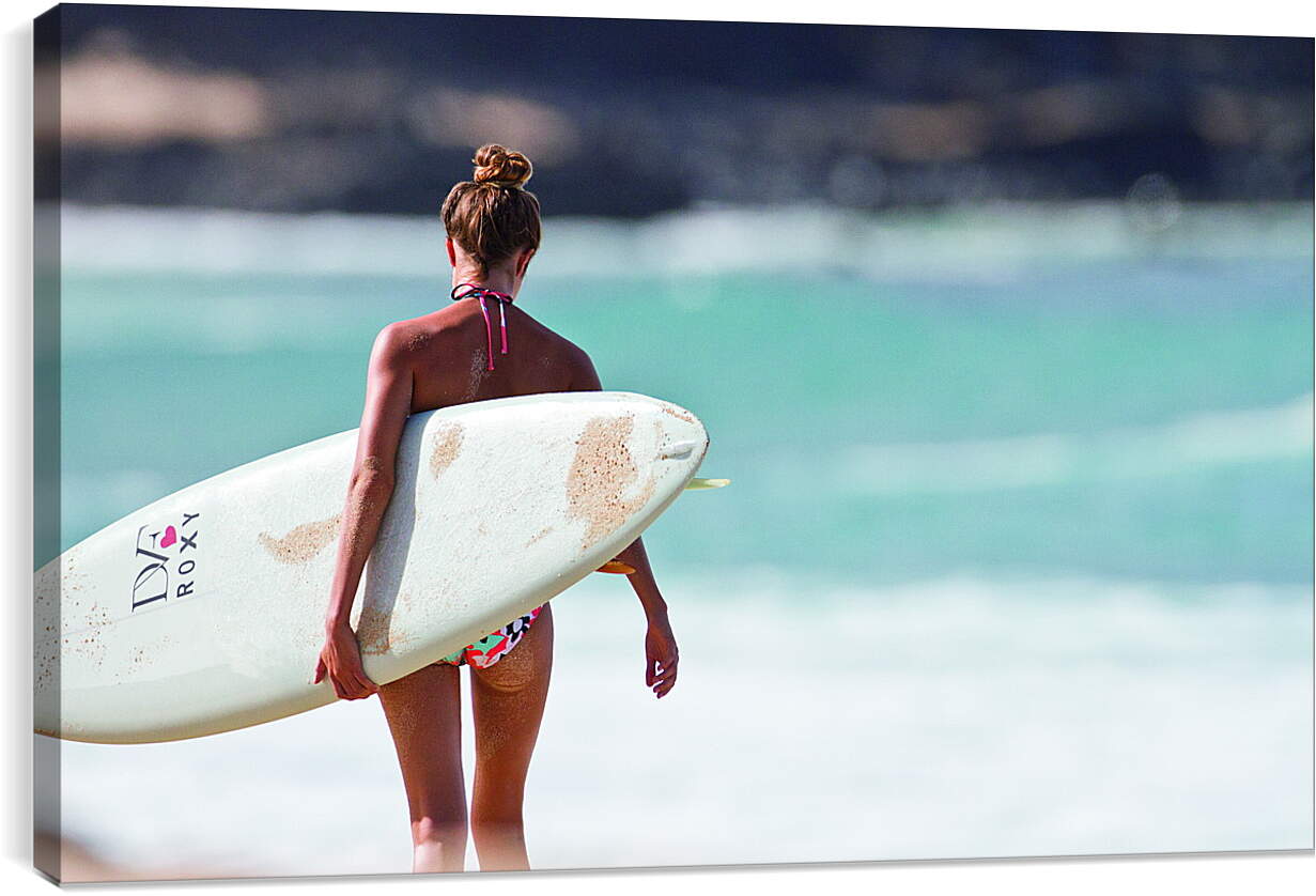 Постер и плакат - Серфингистка идёт по пляжу
