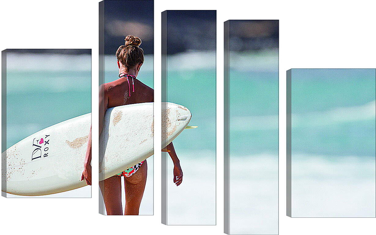 Модульная картина - Серфингистка идёт по пляжу