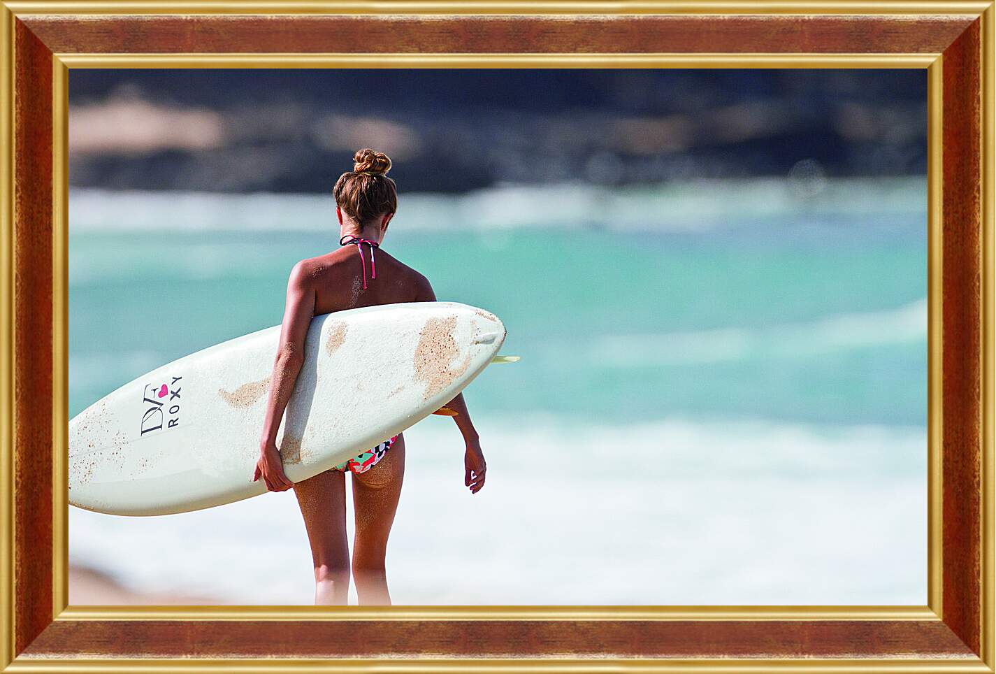 Картина в раме - Серфингистка идёт по пляжу