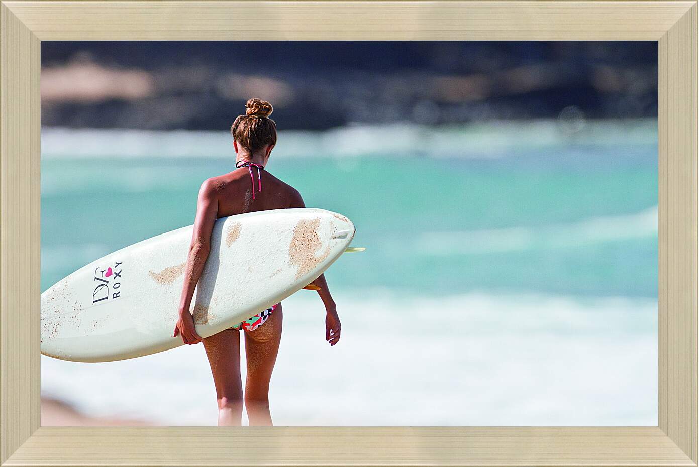 Картина в раме - Серфингистка идёт по пляжу