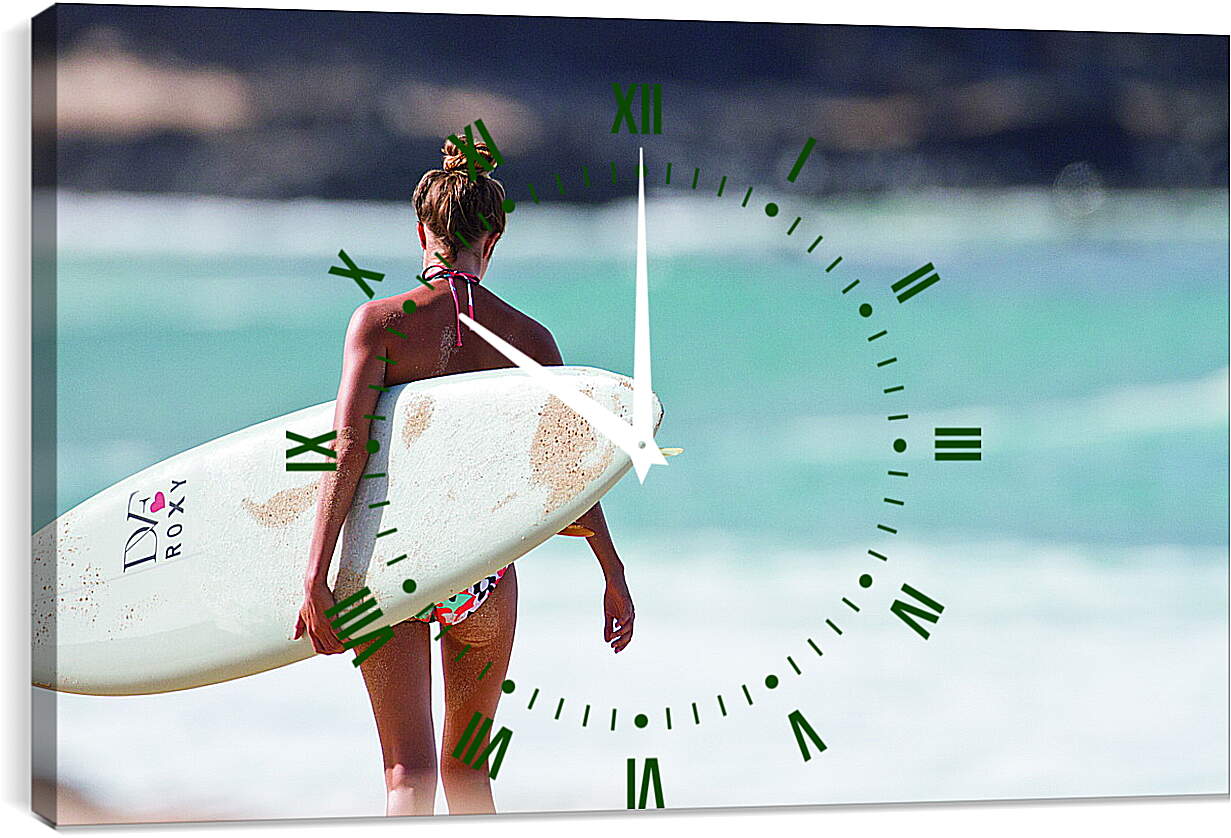 Часы картина - Серфингистка идёт по пляжу