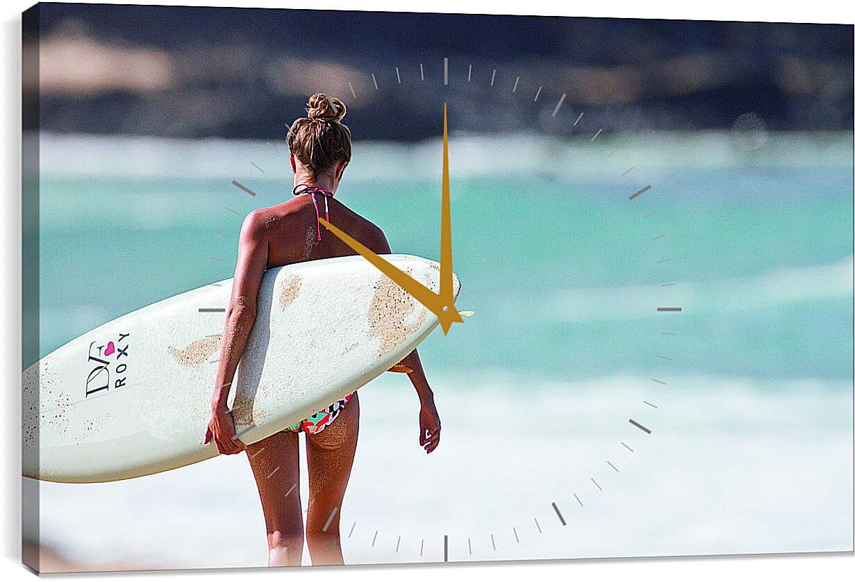 Часы картина - Серфингистка идёт по пляжу