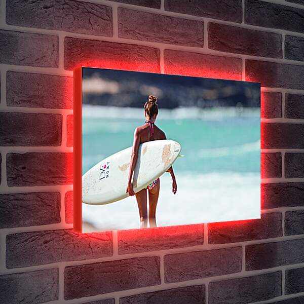 Лайтбокс световая панель - Серфингистка идёт по пляжу