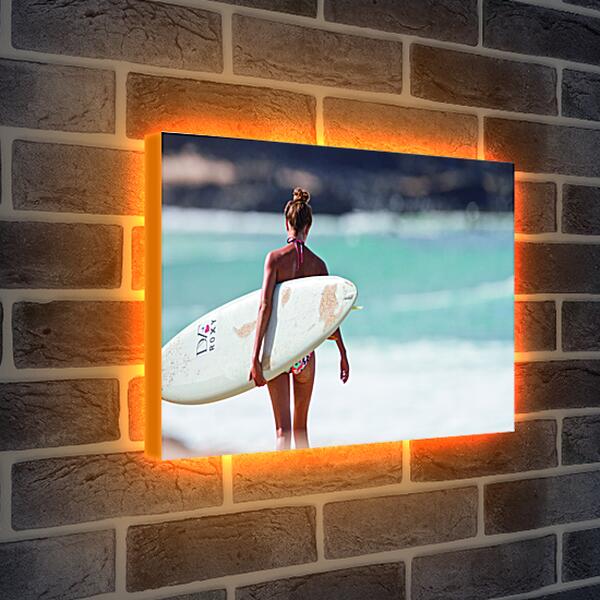 Лайтбокс световая панель - Серфингистка идёт по пляжу