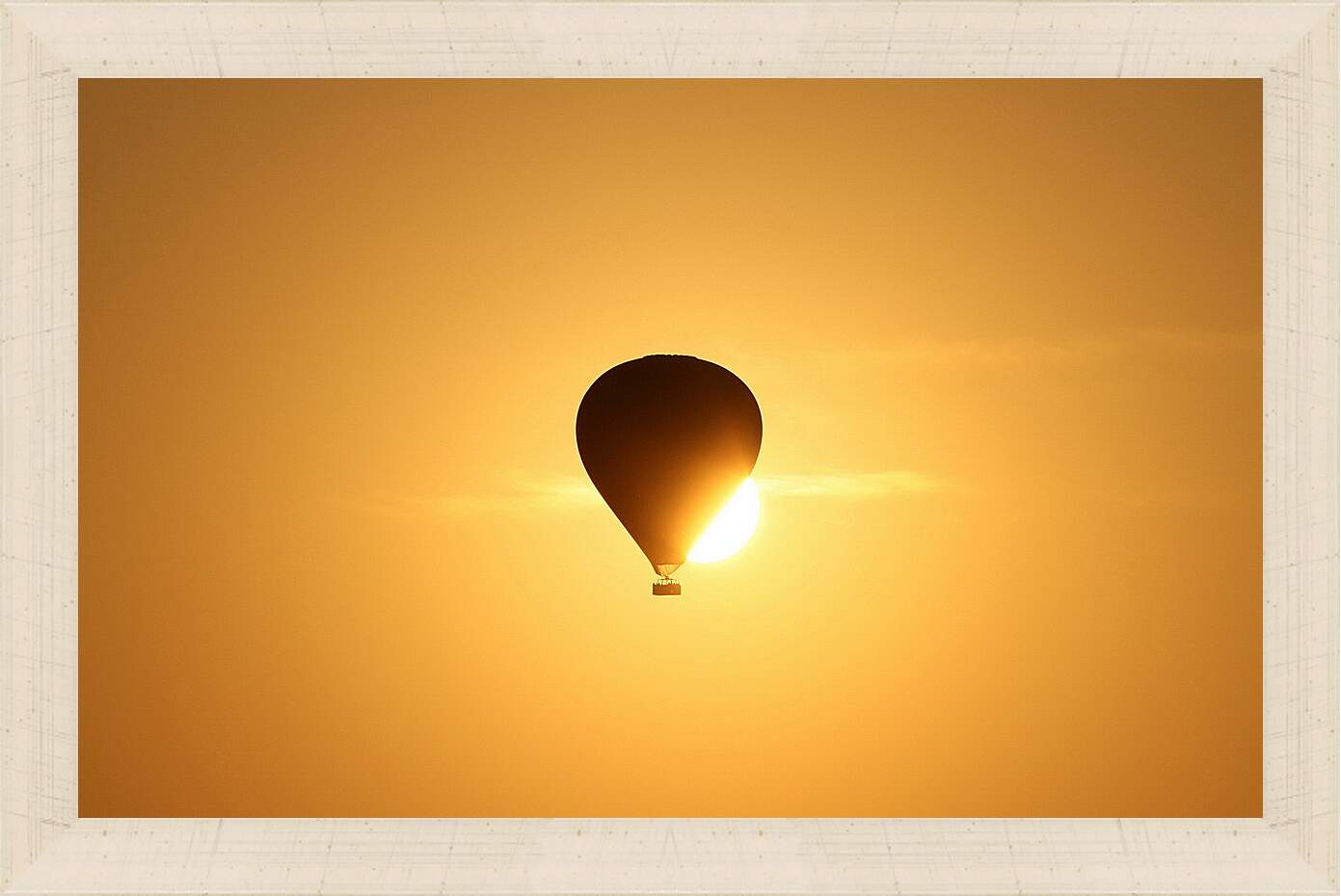 Картина в раме - Воздушный шар прикрывший солнце