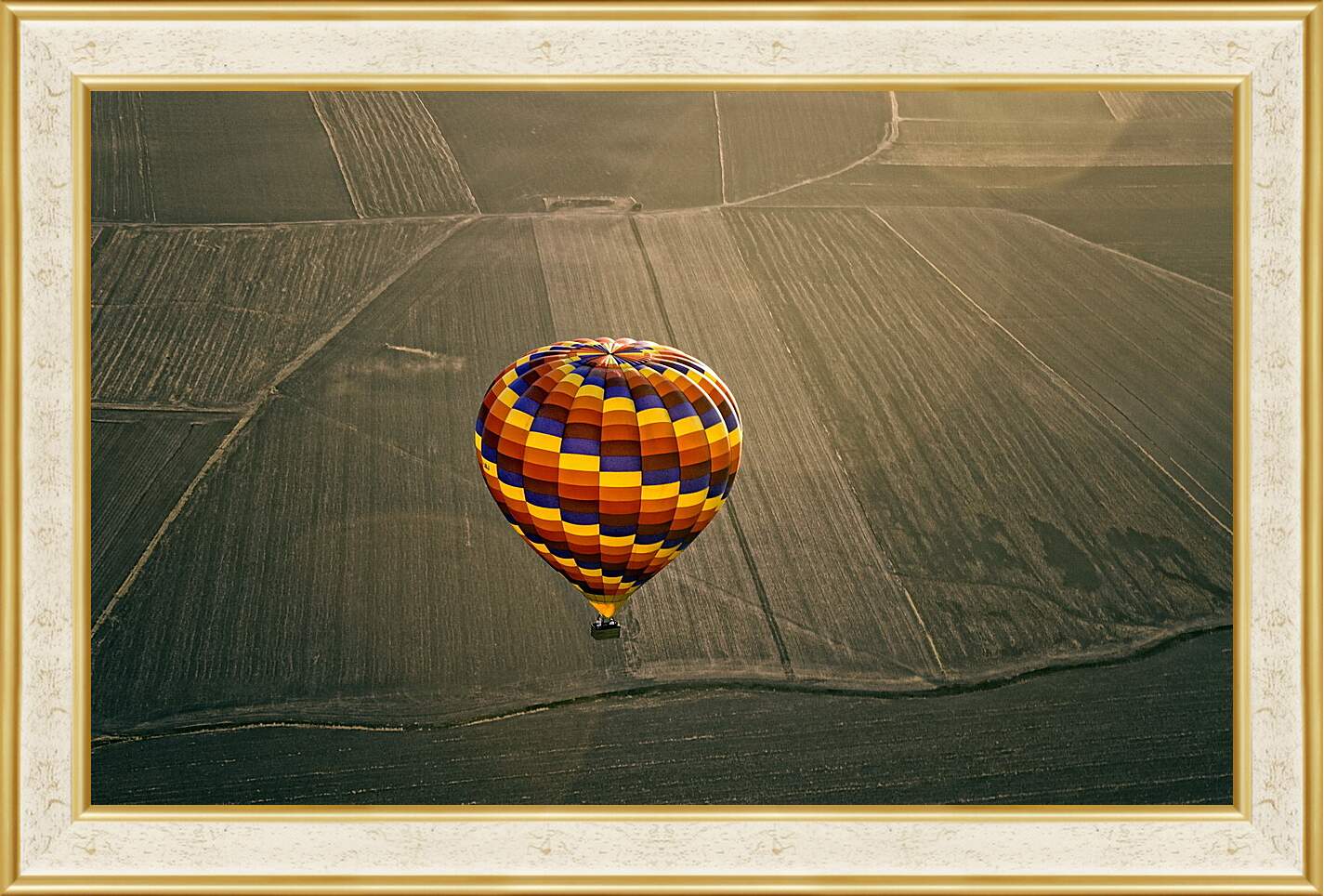 Картина в раме - Разноцветный воздушный шар пролетающий  над полями
